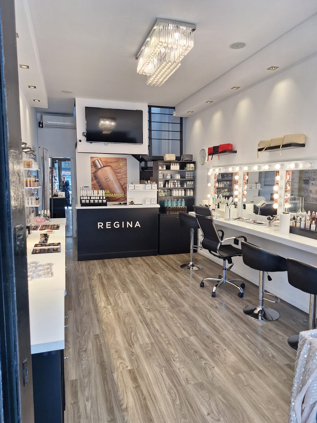 Funes se viste de glamour con la llegada de Reginas Cosmetics